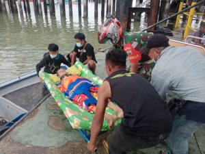 Babinsa Sei Sebesi Koramil 03/Kundur Bantu Evakuasi Warga yang Sakit