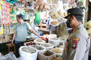 Monitoring Ketersediaan Bahan Pokok, Kapolres Bintan Sidak Pasar Kijang
