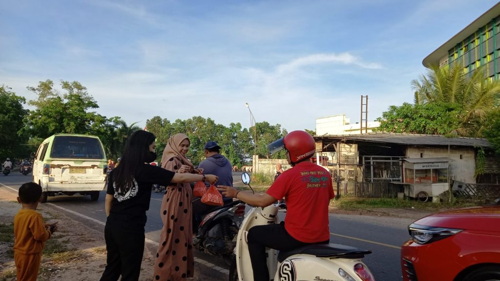 Kedai Kopi Rakyat Bagikan Ratusan Takjil ke Pengendara