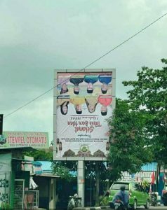 Heboh, Baliho Anggota DPRD Kota Tanjungpinang Terpasang Terbalik