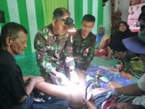 Tim Kesehatan Satgas TMMD 114 Sunat Anak Warga Pulau Pari