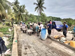 Kemanunggalan TNI dengan Rakyat Nyata Saat Semenisasi Jalan Pelabuhan Pulau Parit