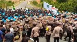 Tolak Kenaikan BBM, Ratusan Mahasiswa Tanjungpinang Geruduk Kantor DPRD Provinsi