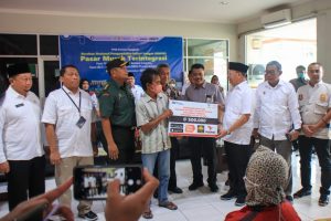 Serahkan BLT BBM, Gubernur Rohidin Tekankan Azas Manfaat