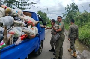 Buang Sampah Sembarangan, Warga Terjaring Razia Satpol PP