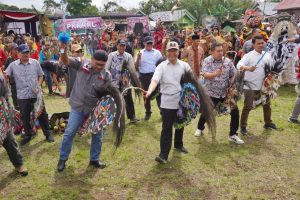 Hadir di Grebeg Suro, Gubernur Rohidin Main Kuda Kepang