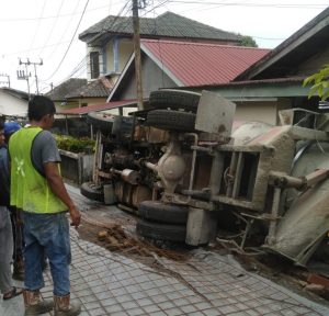 Kecelakaan Kerja di Pompa Air, Truk Molen Terguling