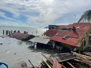 Satu Unit Rumah di Kelurahan Penyengat  Roboh, Penghuni Rumah Nyaris Menjadi Korban