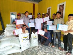 Camat Tambelan Bagikan Bantuan Pupuk dari Gubernur Kepri