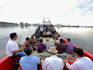 Menerjang Ombak, Kapolres Lhokseumawe Dengarkan Keluhan Nelayan di Tengah Laut 