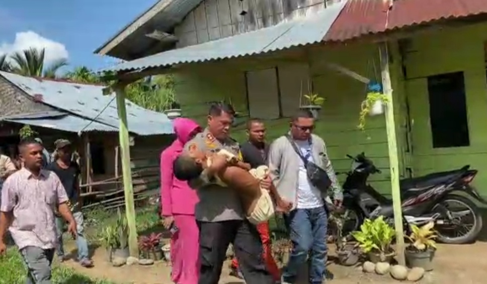 Aksi Heroik Kapolres Aceh Utara Bopong Penderita Lumpuh Layu ke Rumah Sakit