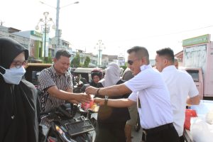 Imigrasi Lhokseumawe Berbagi Takjil Gratis Kepada Masyarakat