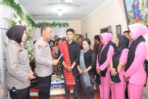 Wujud Bela Sungkawa, Kapolres Beserta PJU Polres Asahan Melayat Ke Rumah Duka Hesty Wati