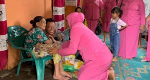 Melalui Program Berkah, Kapolsek Bersama Bhayangkari Polsek Kota Kisaran Polres Asahan Sumut Beri Bantuan Kepada Janda Purnawirawan Polri