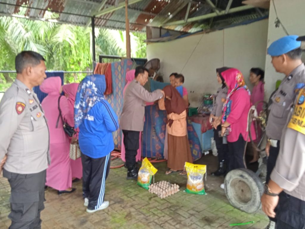 Program Berkah, Bhayangkari Bersama Kapolsek Kota Kisaran Beri Sembako Kepada Warga Yang Kurang Mampu