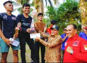 Berakhirnya Super Grasstrack 2023, Bupati Batu Bara Berikan Piala Dan Uang Kepada Sang Juara