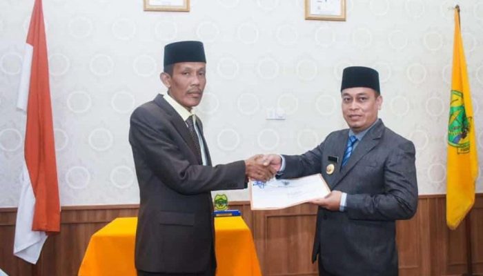 Bupati Lingga Lantik H. Armia, S.Pd Sebagai Pejabat Sekretaris Daerah