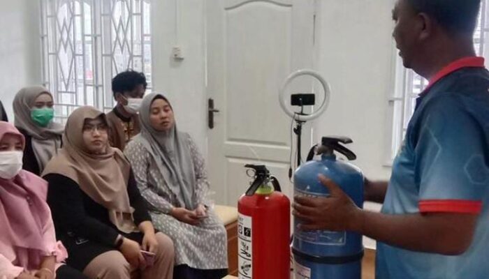 Damkar Tanjungpinang Lakukan Penyuluhan Penanggulangan Kebakaran di klinik Ibu Mas Tanjungpinang