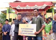 Pj Hasan Serahkan Sejumlah Bantuan ke RT/RW dan Petugas Kebersihan