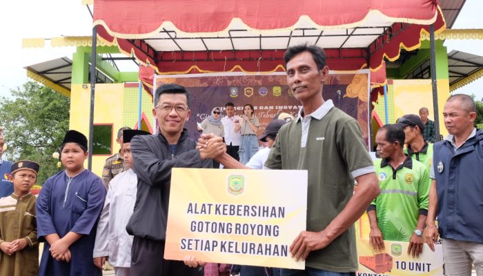 Pj Hasan Serahkan Sejumlah Bantuan ke RT/RW dan Petugas Kebersihan