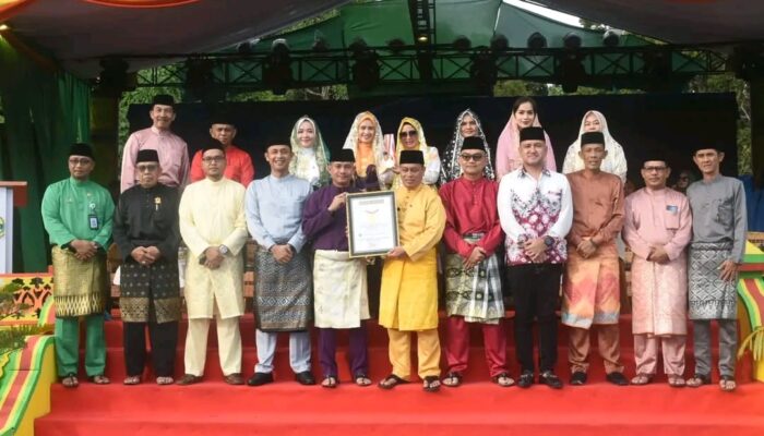 Raih Rekor Muri Pemakaian 1000 Tudong Manto, Lingga Semakin Jaya