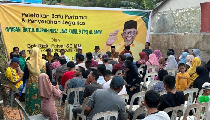 Rizki Faisal Hadiri Peletakan Batu Pertama dan Serahkan Notaris TPQ Al Amin