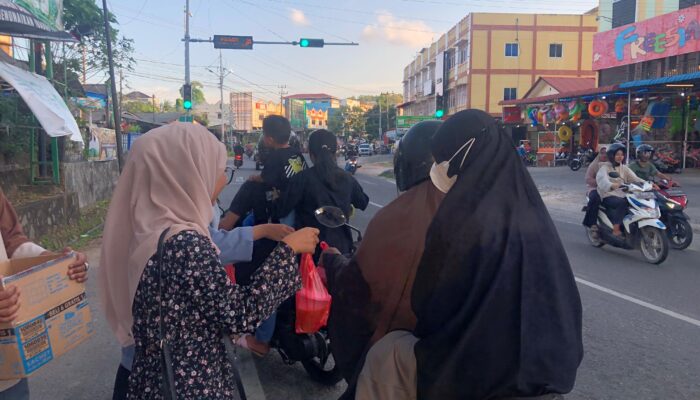 Berbagi di Bulan Ramdhan, HMI Komisariat Ekstra UMRAH Bagikan Takjil Gratis 