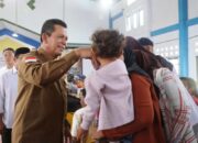 Gubernur Ansar Serahkan Bantuan Sembako Kepada Masyarakat Bintan Jelang Lebaran