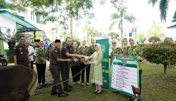 Jelang Idul Adha 1445 H, Kajati Kepri Serahkan Hewan Qurban di Masjid Shafwan
