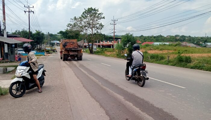 Warga Keluhkan Truck Proyek Polder Sri Katon Penyebab Polusi udara