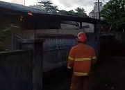 Satu Unit Rumah di Jalan Kartika Terbakar, Reaksi Cepat Damkar Berhasil Jinakkan Api
