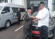 Waka I DPRD Kepri Rizki Faisal serahkan Mobil Dinas Camry ke Sekwan