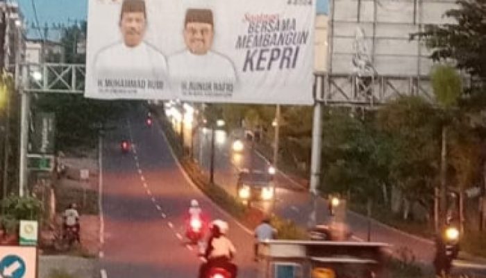 Meski Langgar Aturan, Iklan Bakal Cagub dan Bakal Cawagub Kepri Masih Berdiri Kokoh di Tanjungpinang 