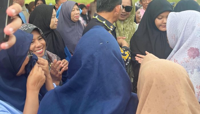 Banyak Program yang dirasakan Langsung, Ratusan Emak-emak Telaga Harapan Tak Ingin Ganti Gubernur.