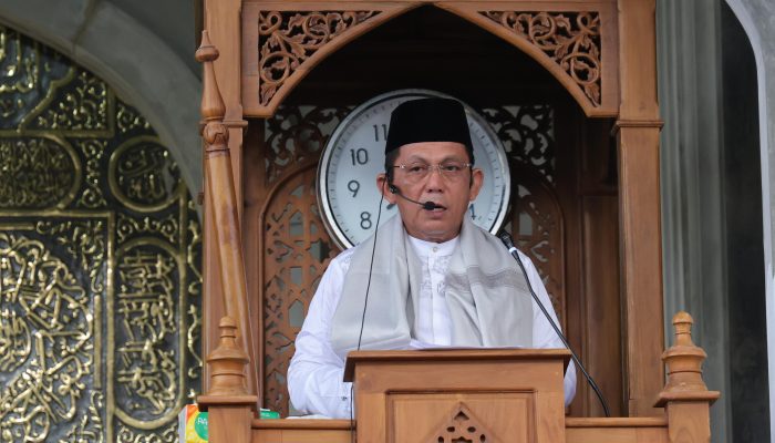 Rayakan Idul Fitri di Pulau Terong, Gubernur Ansar Jadi Khatib dan Menyentuh Jamaah Melalui Khutbahnya