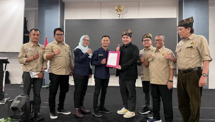 Ketua Umum PWI Zulmansyah Serahkan Langsung SK Pengurus PWI Tanjungpinang