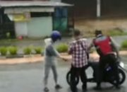 Anggota Polsek Tanjungpinang Timur Sigap Tolong Pengendara Jatuh Saat Hujan, Tuai Pujian Warga