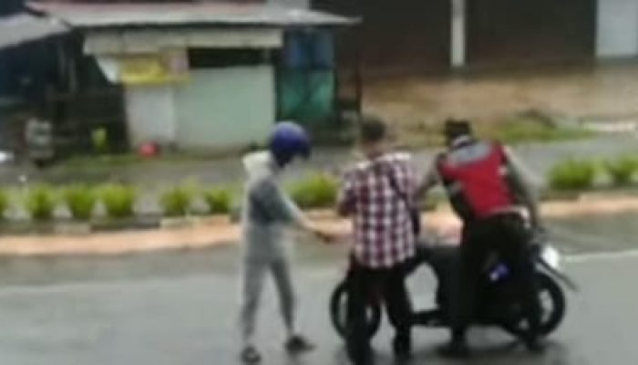 Anggota Polsek Tanjungpinang Timur Sigap Tolong Pengendara Jatuh Saat Hujan, Tuai Pujian Warga