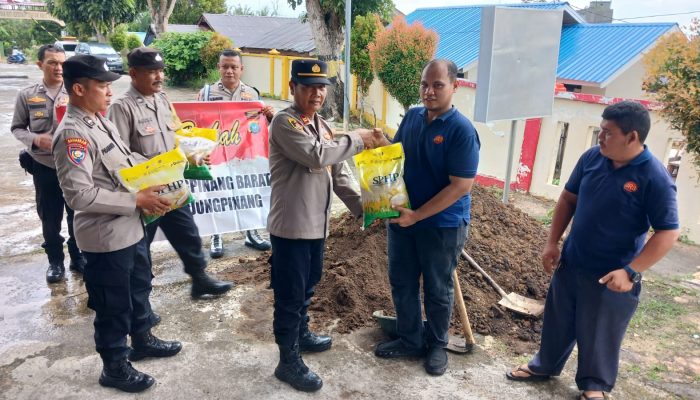 Polsek Tanjungpinang Barat Gelar Jumat Berkah, Salurkan Beras SPHP untuk Warga Kurang Mampu