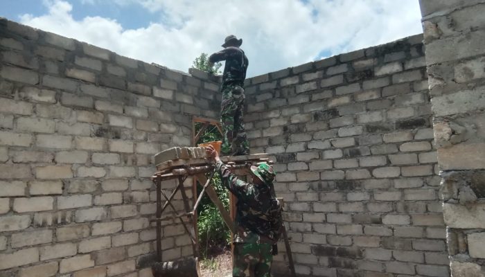 Satgas TMMD ke-126 Kodim 0317/TBK Pasang Dinding Rumah Ibu Zahara di Desa Tanjung Hutan
