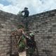 Satgas TMMD ke-126 Kodim 0317/TBK Pasang Dinding Rumah Ibu Zahara di Desa Tanjung Hutan