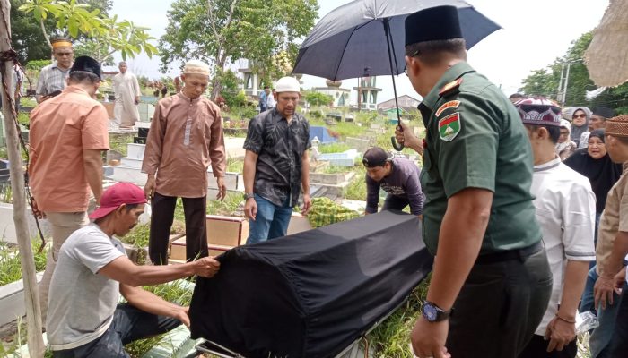 Danunit Intel Kodim 0315/Tanjungpinang Hadiri Pemakaman Ketua SMSI Tanjungpinang