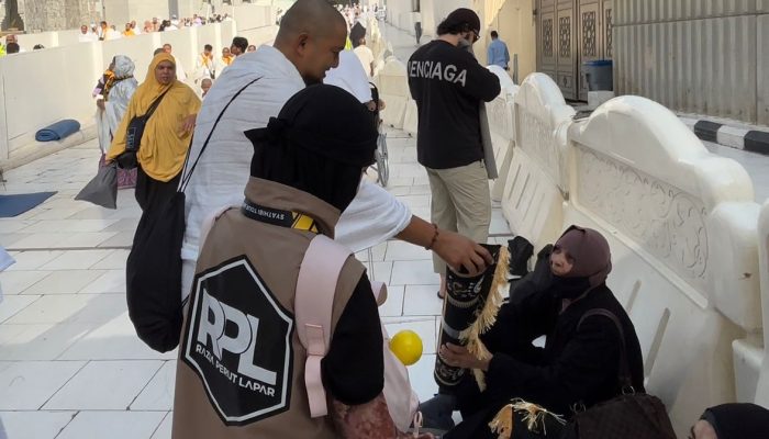 Viral Berbagi Kebaikan di Mekkah, Bripka Zulhamsyah Harumkan Nama Kepolisian dan Indonesia