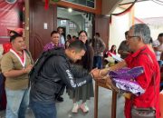 Di Bawah Hujan, Polisi dan Mahasiswa Satukan Kasih Lewat Razia Perut Lapar di Halaman Gereja