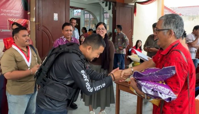 Di Bawah Hujan, Polisi dan Mahasiswa Satukan Kasih Lewat Razia Perut Lapar di Halaman Gereja