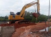 Penimbunan Pondasi Jembatan Sungai Mata Tiga Dipercepat