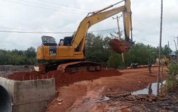 Penimbunan Pondasi Jembatan Sungai Mata Tiga Dipercepat