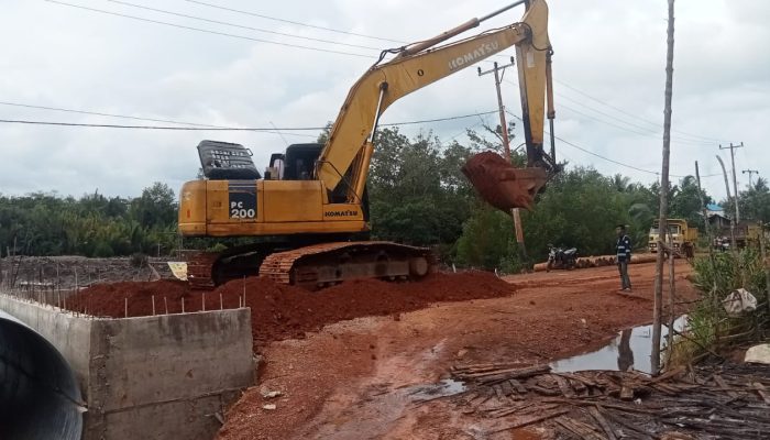 Penimbunan Pondasi Jembatan Sungai Mata Tiga Dipercepat