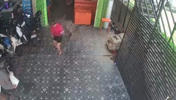 Disiram Air Comberan di Tempat Usaha, Wanita 54 Tahun dan Anaknya Jadi Korban Penganiayaan
