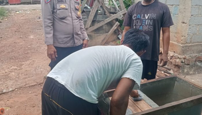 Tangan Cedera dan Motor Rusak Akibat Pohon Tumbang, Bhabinkamtibmas Kampung Bulang Aiptu Chandra Vieri Bantu Korban
